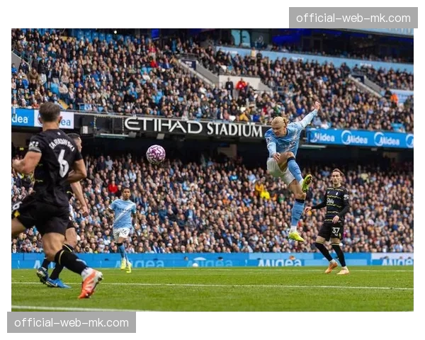 群众体育：英超‘足球梦想’项目在曼彻斯特小学启动，哈兰德到场互动