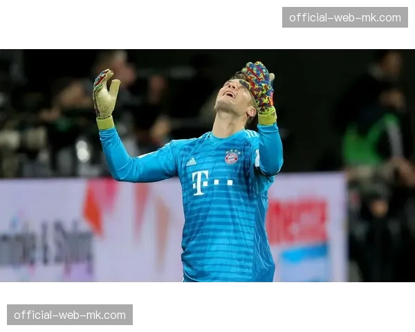 镜头捕捉:拜仁门将诺伊尔大声指挥后卫线前提,压缩皇马反击空间